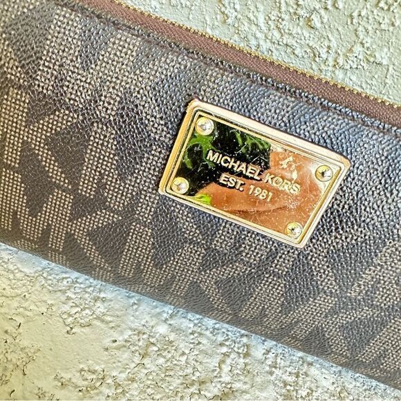 Michael Kors jet set brown & gold logo name plate zip around wallet - Picture 2 of 9